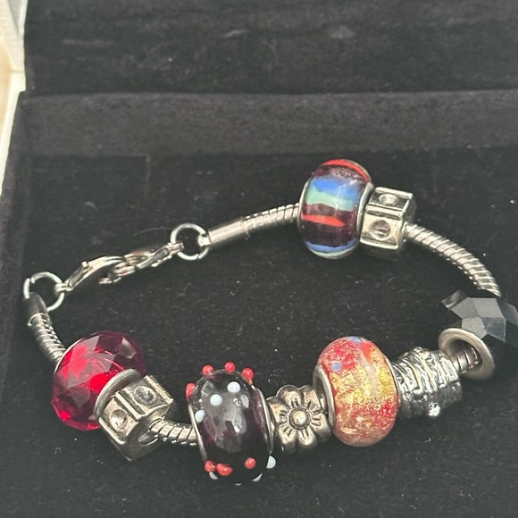 Authentic Pandora bracelet with 7 charms. Box included. - Picture 4 of 5